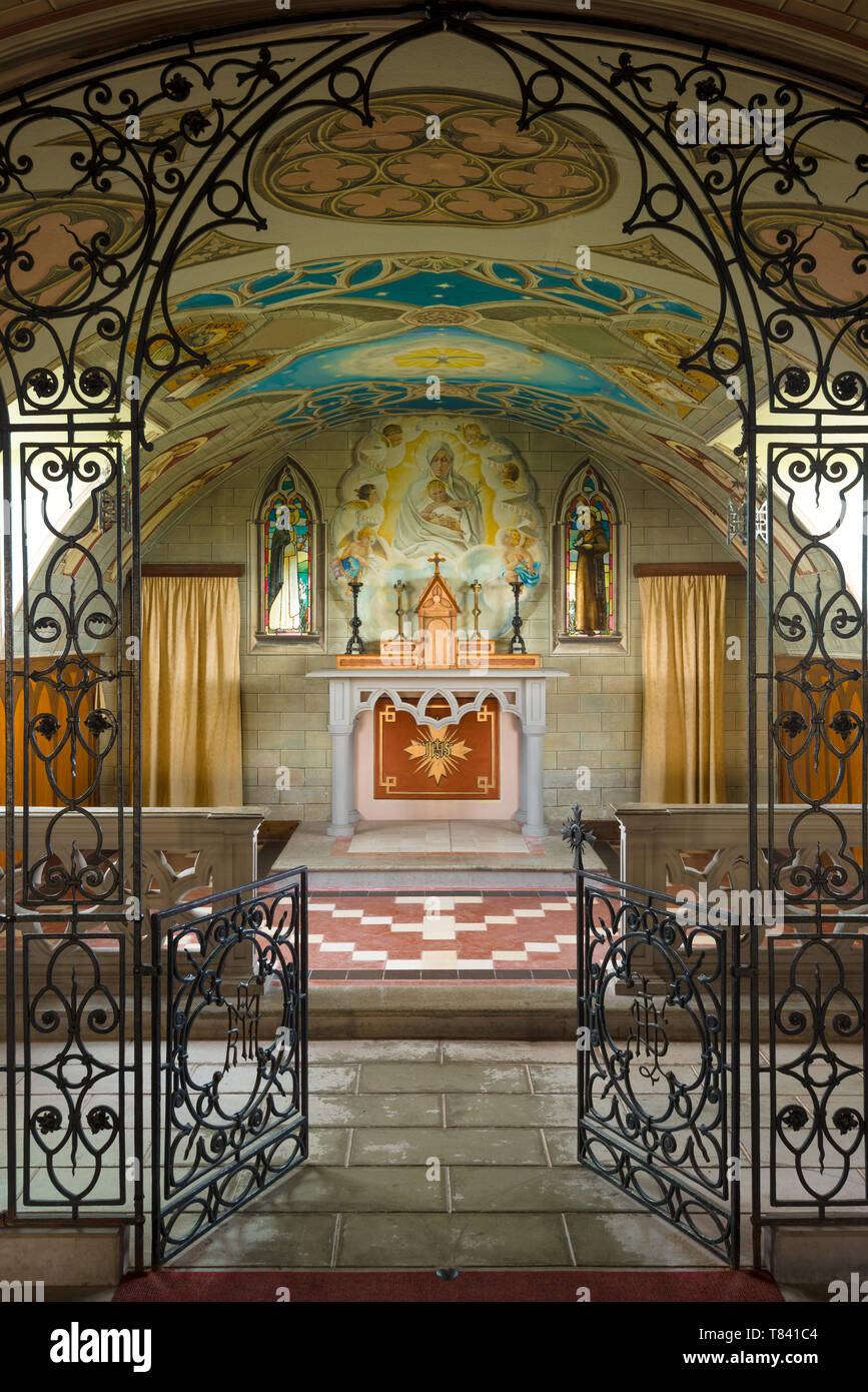L'intérieur du célèbre prisonnier de guerre italien construit en soulignant l'autel de la chapelle et ses environs art, Lamb Holm, Orkney, Scotland Banque D'Images