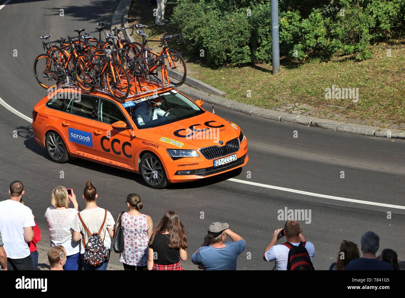 Szczecin, Pologne - 13 juillet 2016 : les lecteurs de véhicule de l'équipe course cycliste Tour de Pologne en Pologne. Skoda Superb de CCC Pro Cycling Team à partir de la Pologne. Banque D'Images