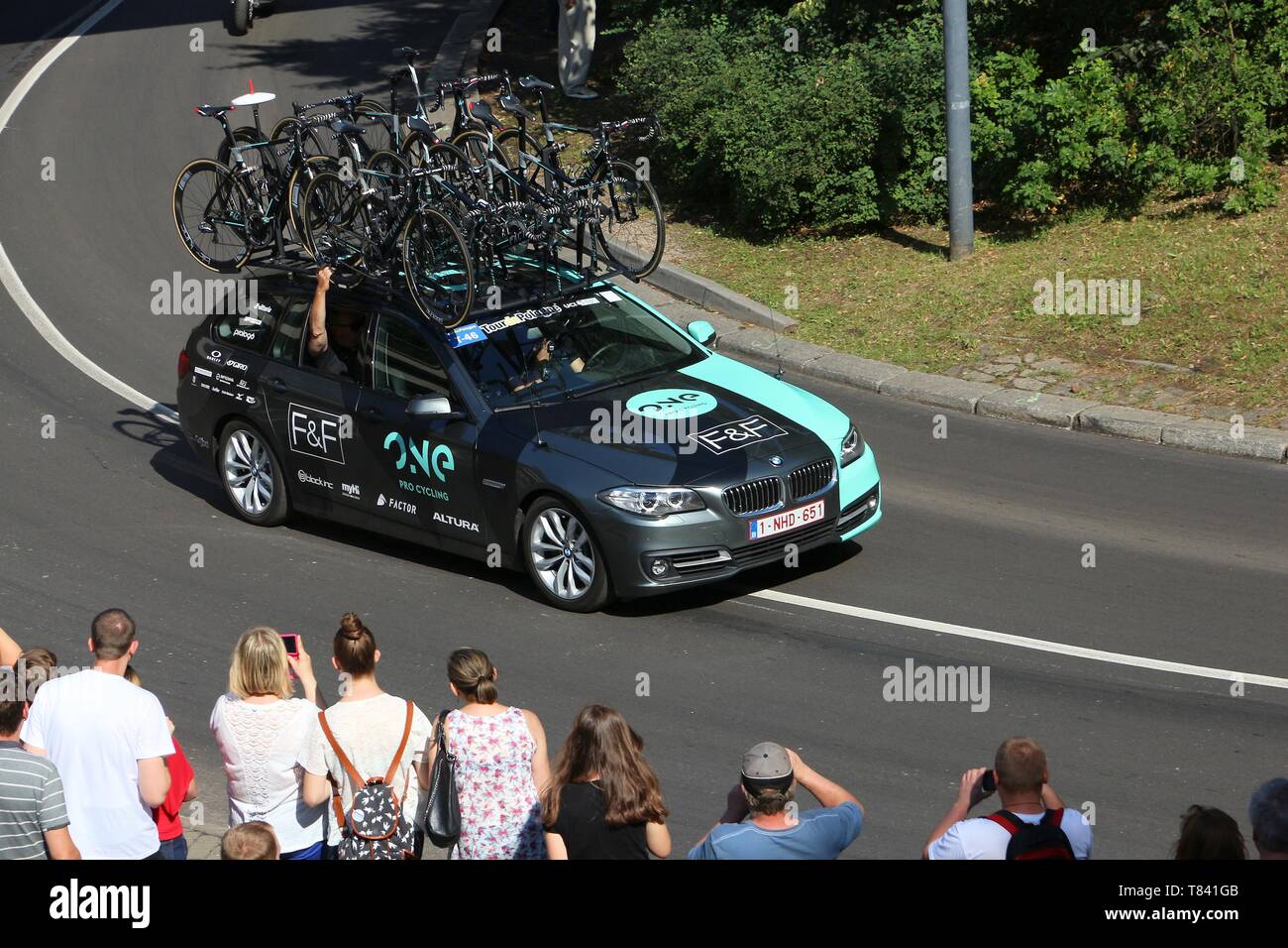 Szczecin, Pologne - 13 juillet 2016 : les lecteurs de véhicule de l'équipe course cycliste Tour de Pologne en Pologne. Voiture BMW d'un Pro Cycling Team depuis le Royaume-Uni. Banque D'Images