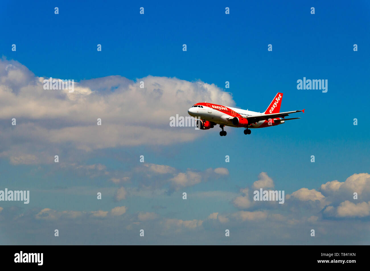 Barcelone, Espagne, le 27 avril 2019. Airbus A319 d'Easyjet l'Europe, l'atterrissage à l'aéroport El Prat de Barcelone. Photo prise depuis le belvédère en face de la ru Banque D'Images