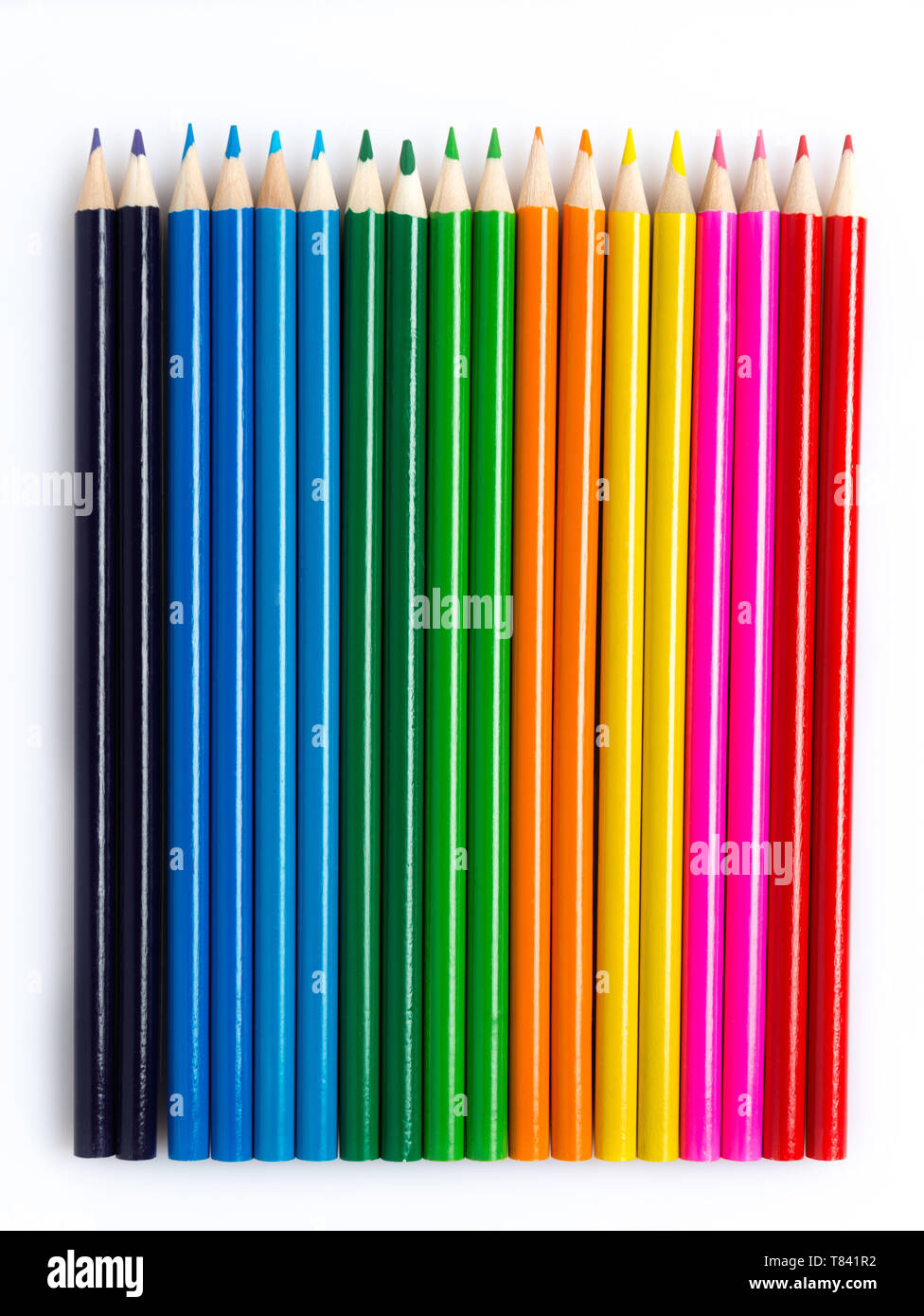 Colorée avec des crayons et des fournitures artistiques sur fond blanc Banque D'Images