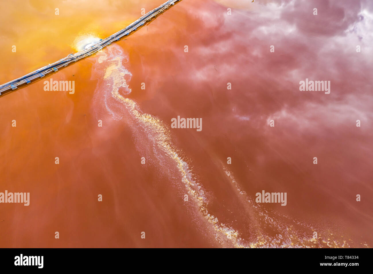 Vue aérienne du drainage minier acide et coloré de l'eau de mine de cuivre rouge inondations l'environnement naturel par drone. Geamana, Rosia Montana, Roumanie Banque D'Images
