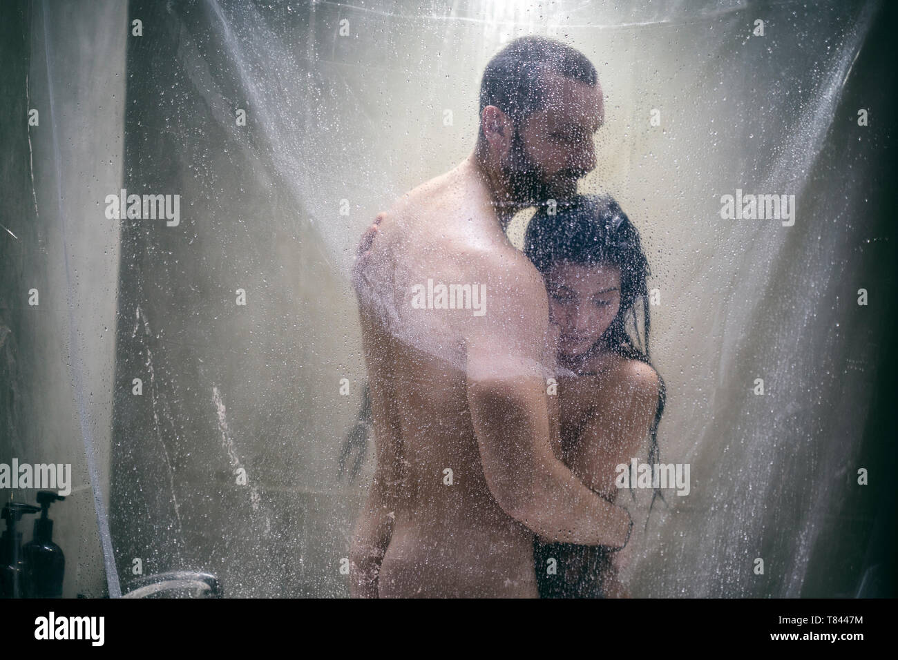 Relations sérieuses hipster couple dans douche Banque D'Images