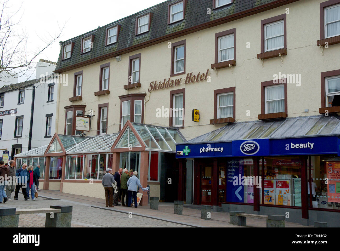 Skiddaw Hotel dans le centre-ville de Keswick, Lake District, Cumbria, Royaume-Uni. La maison de vacances de destination de vacances populaire. Les gens de rue avec Boots chemist Banque D'Images