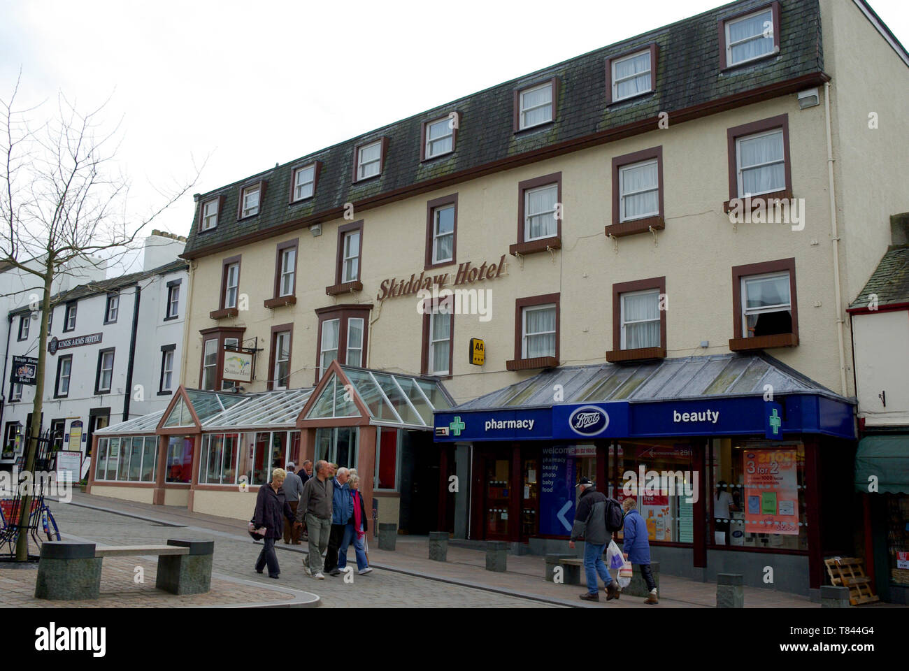Skiddaw Hotel dans le centre-ville de Keswick, Lake District, Cumbria, Royaume-Uni. La maison de vacances de destination de vacances populaire. Les gens de rue avec Boots chemist Banque D'Images