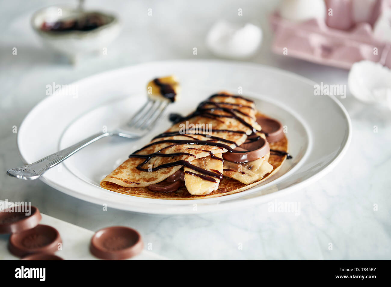 Crêpe chocolat banane avec sauce au chocolat Banque D'Images