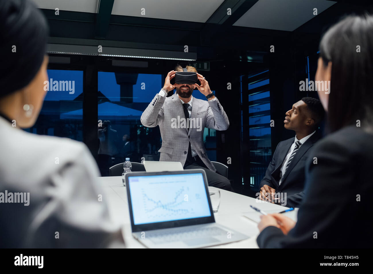 Woman casque de réalité virtuelle au cours de réunion de la table de conférence Banque D'Images