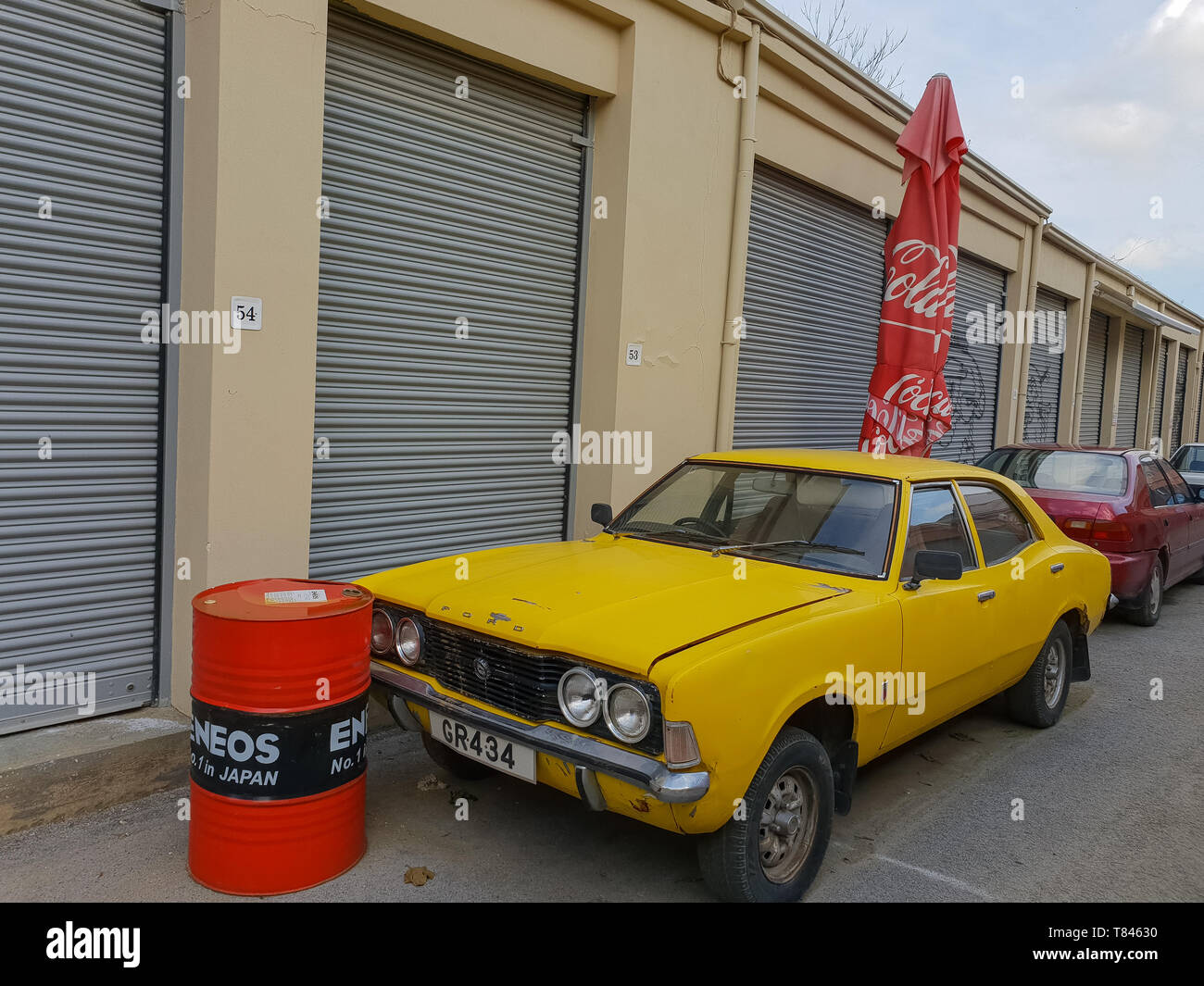 Nicosie, Chypre - 19 janvier, 2019 : Un classique Ford Cortina jaune marque TC III voiture est garée dans une ruelle dans la vieille ville de Nicosie, Chypre Banque D'Images