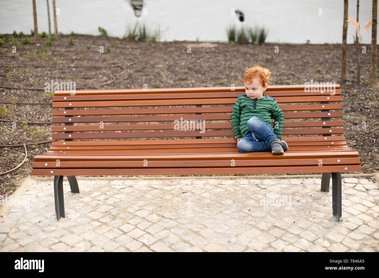 Portrait de garçon sur le banc de parc Banque D'Images