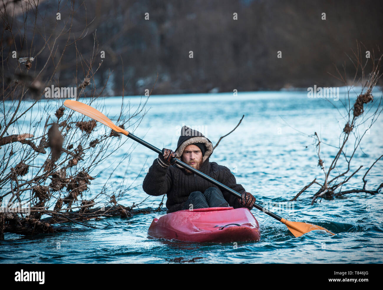 Jeune homme du kayak sur la rivière en hiver, portrait, Domodossola, Piemonte, Italie Banque D'Images
