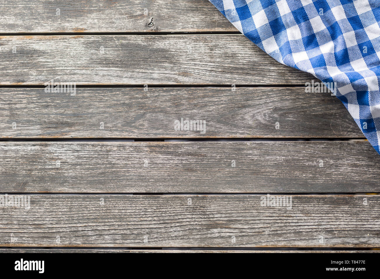 Checketed sur nappe blanche bleu table de cuisine en bois - haut de la Banque D'Images