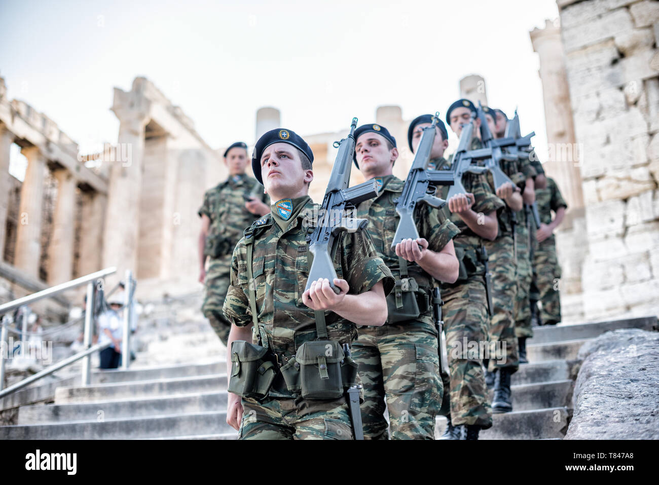 Acropole les soldats grecs marchent Athènes Grèce // ATHÈNES, Grèce — les soldats grecs marchent en formation à l'Acropole. L'ancienne Acropole se dresse au sommet de sa colline rocheuse, dominant l'horizon d'Athènes, en Grèce. Le Parthénon, avec ses colonnes et frontaux emblématiques, est la pièce maîtresse de ce site classé au patrimoine mondial de l’UNESCO. Entourée d'autres structures classiques, dont l'Érechthéion et le Temple d'Athéna Nike, cette citadelle du 5ème siècle avant notre ère incarne la gloire de la civilisation et de l'architecture grecques anciennes. Banque D'Images Acropole les soldats grecs marchent Athènes Grèce // ATHÈNES, Grèce — les soldats grecs marchent en formation à l'Acropole. L'ancienne Acropole se dresse au sommet de sa colline rocheuse, dominant l'horizon d'Athènes, en Grèce. Le Parthénon, avec ses colonnes et frontaux emblématiques, est la pièce maîtresse de ce site classé au patrimoine mondial de l’UNESCO. Entourée d'autres structures classiques, dont l'Érechthéion et le Temple d'Athéna Nike, cette citadelle du 5ème siècle avant notre ère incarne la gloire de la civilisation et de l'architecture grecques anciennes. Banque D'Images