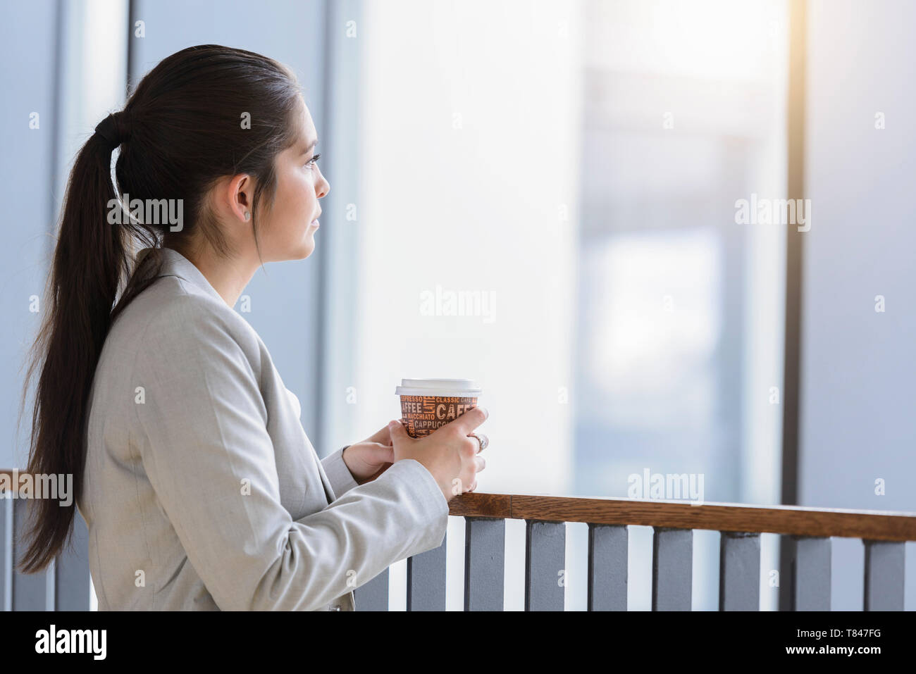 Businesswoman dans pensée profonde à la pause café Banque D'Images