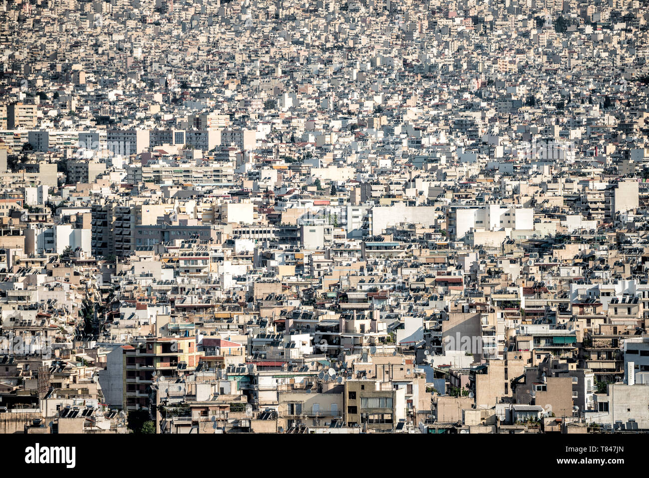 Athènes paysage urbain depuis l'Acropole Grèce // ATHÈNES, Grèce — Une vue panoramique d'Athènes se déroule depuis l'Acropole historique, l'ancienne citadelle perchée sur un éperon rocheux au-dessus de la capitale grecque. La métropole moderne tentaculaire s'étend vers l'horizon depuis ce site classé au patrimoine mondial de l'UNESCO, qui domine le paysage athénien depuis plus de 2 500 ans. L'Acropole, qui abrite le Parthénon et d'autres structures classiques, est le point culminant littéral et symbolique de la ville. Ce point de vue offre aux visiteurs l'un des panoramas les plus complets d'Athènes, mettant en valeur le Remabab Banque D'Images