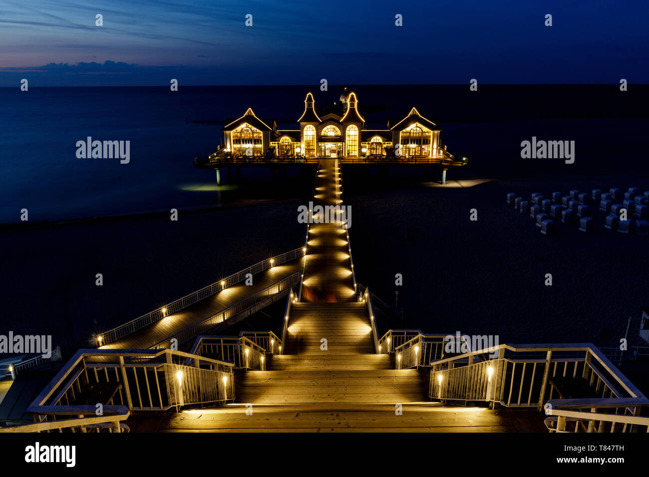 Pier traditionnel illuminé la nuit, elevated view, Sellin, Rugen, Mecklenburg-Vorpommern, Allemagne Banque D'Images