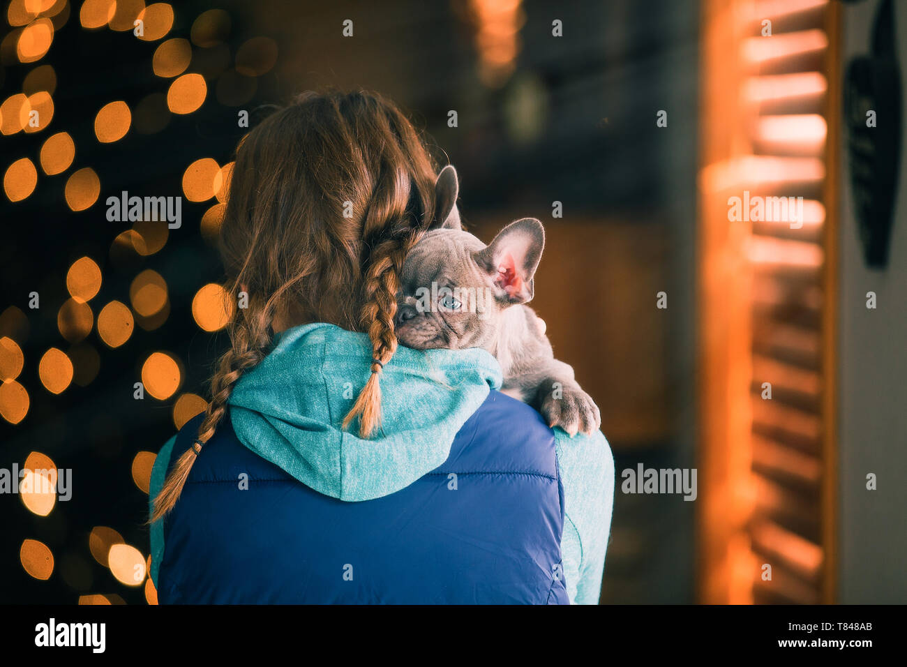 L'exécution de fille à l'intérieur de chiot Banque D'Images