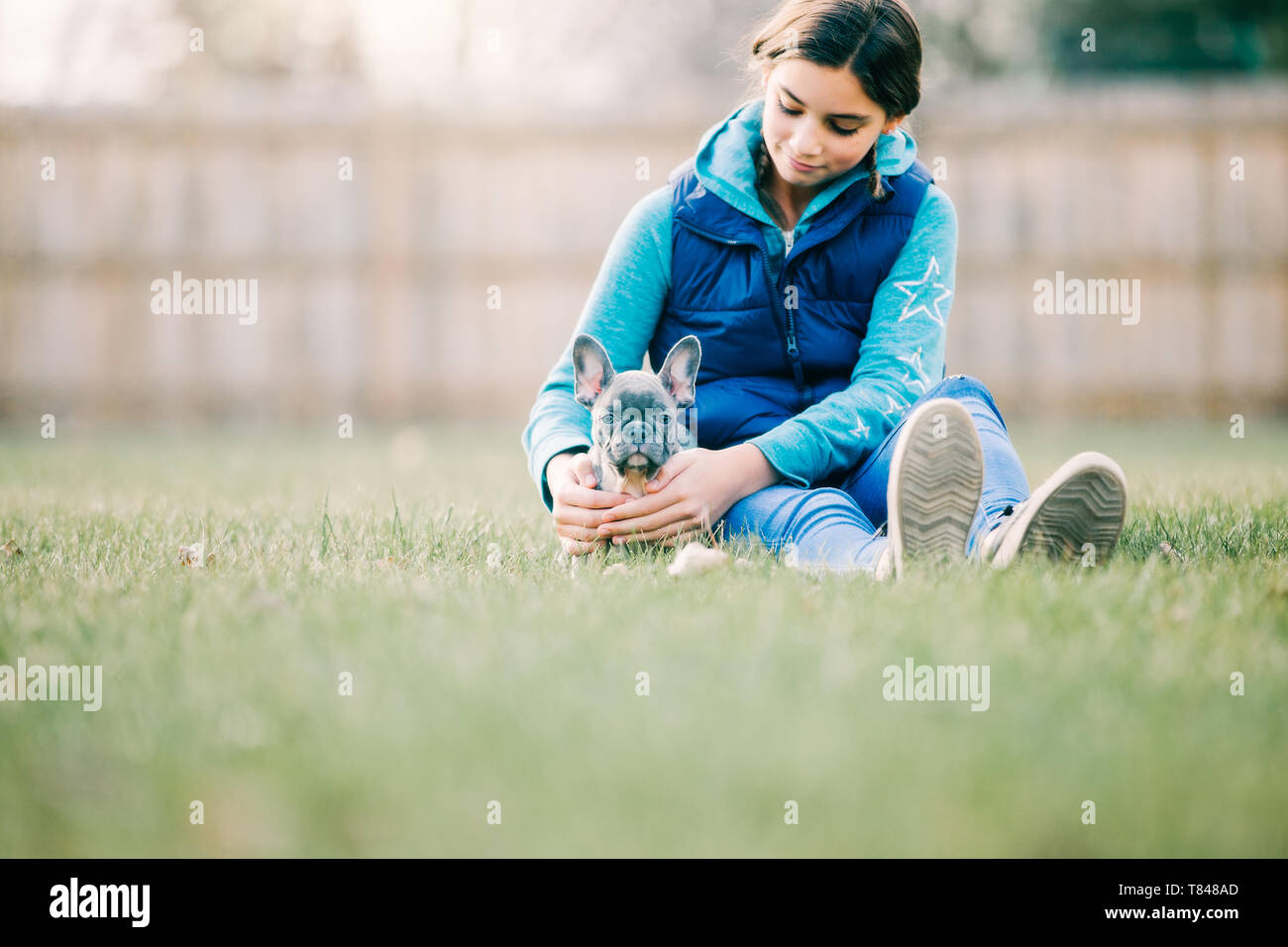 Fille jouant avec puppy on grass Banque D'Images