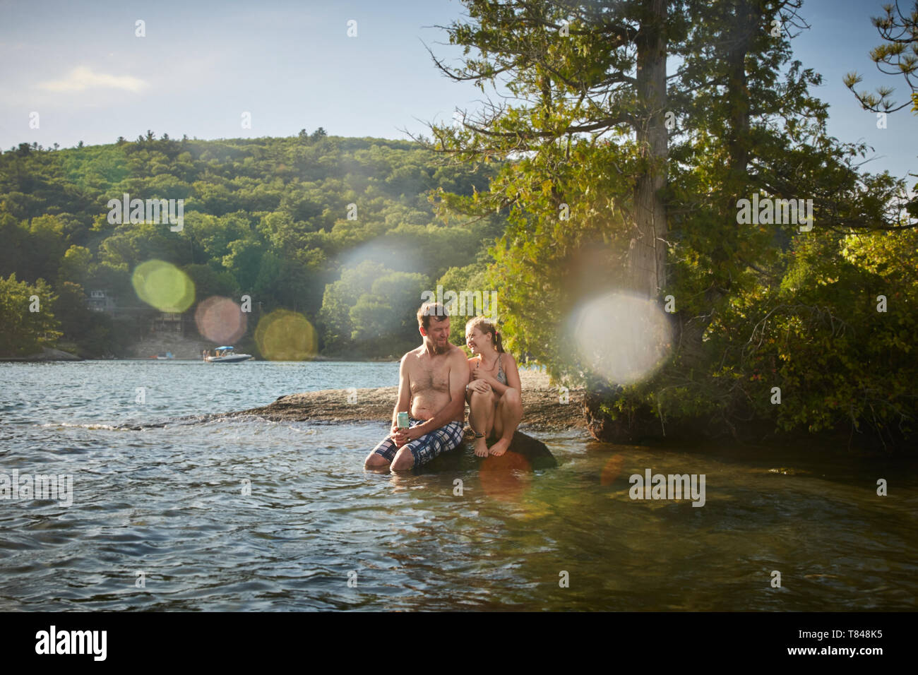 Père et fille se détendre au lac Banque D'Images