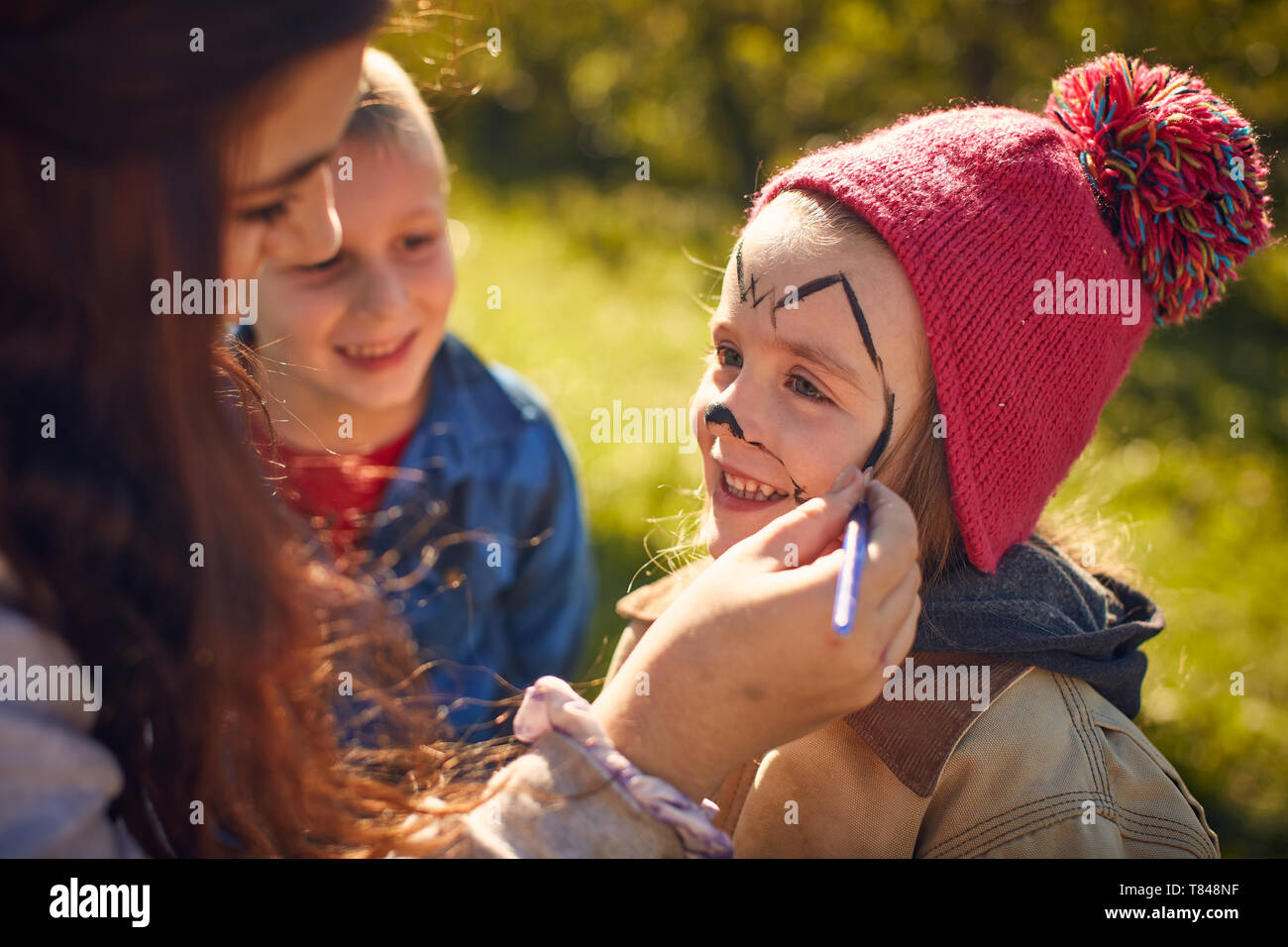 Fille se peint face Banque D'Images