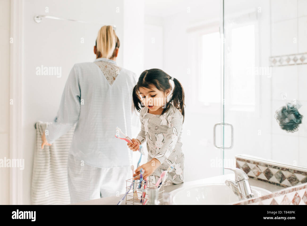 Mère Fille avec brosse à dents dans la salle de bains sélection Banque D'Images