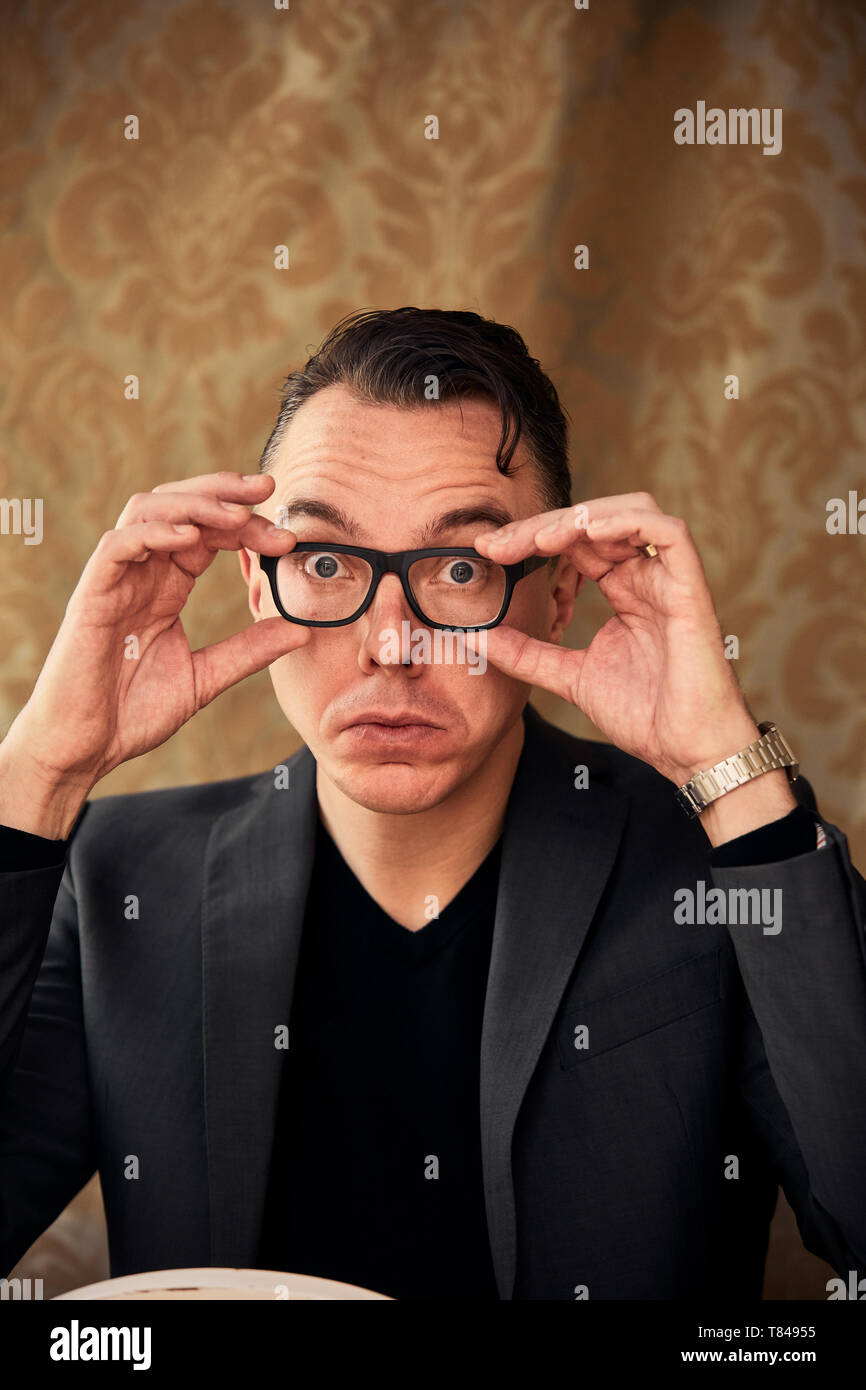 Réglage de l'humoriste de lunettes pour vision plus claire Banque D'Images