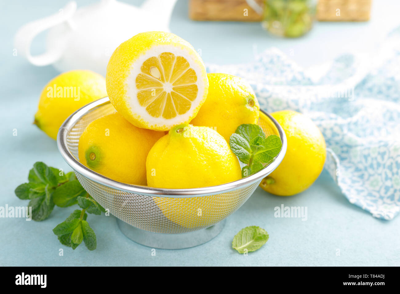 Tranches de citrons entiers et à la menthe Banque D'Images