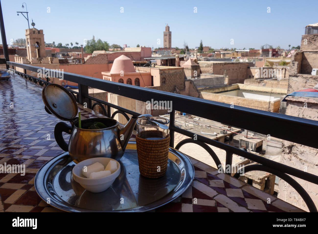 Thé à la menthe marocain traditionnel avec des bonbons servis dans un café à Marrakech, Maroc Banque D'Images