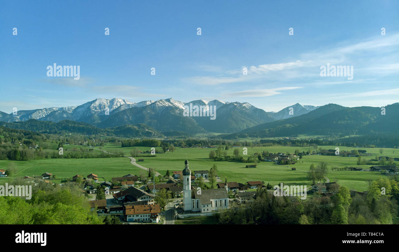 Vue panoramique sur village bavarois dans beau paysage et les Alpes et ciel bleu Banque D'Images