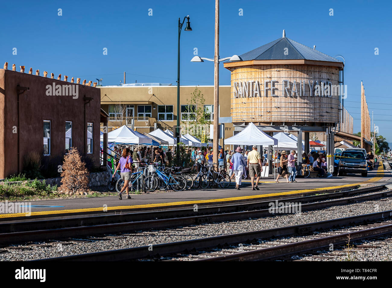 Réplique du château d'eau, les consommateurs au marché de fermiers et des voies de chemin de fer, Gare de Santa Fe, Nouveau Mexique USA Banque D'Images