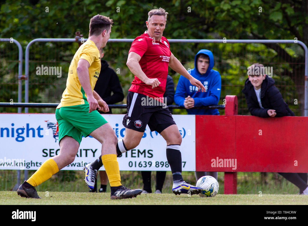 Lee Trundle en action comme Trefelin BGC gagner (promotion de la division 3 avec une victoire 5-1 sur Ynysygerwn à Ynys Park le 10 mai Banque D'Images