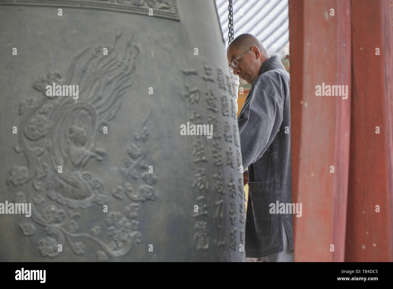 Andong Coree Du Sud 10 Mai 19 10 Mai 19 L Korea Monk A Andong Tolla Pour Bell Service Bouddhiste Au Temple Bongjeongsa Alerte A Andong Coree Du Sud 12 Mai Anniversaire Bouddha Venant