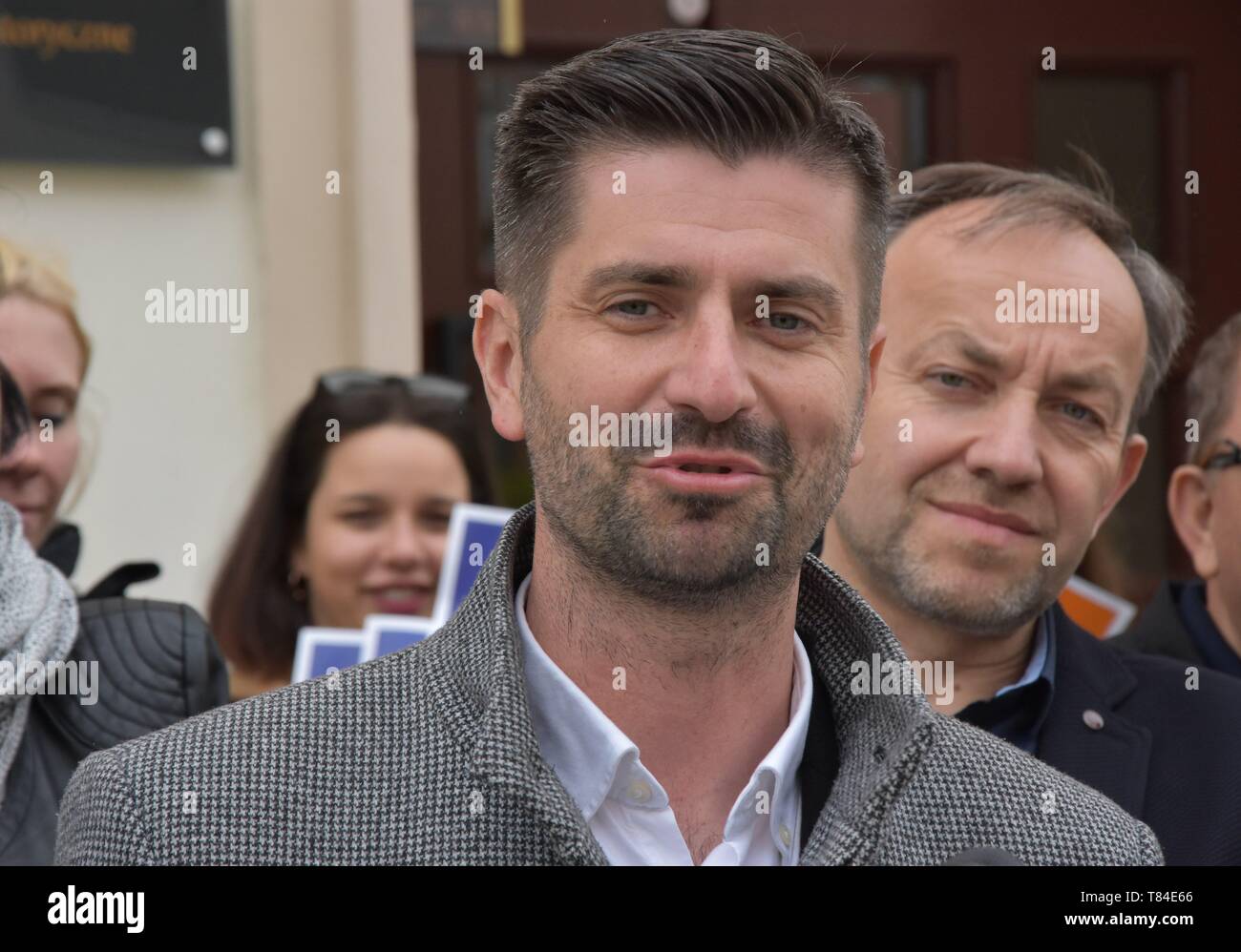 Lubin, Pologne. 10 mai, 2019. Élections au Parlement européen en Pologne, le chef de la liste Wiosna Biedronia (printemps) dans le district d'Opole Dolny Slask Krzysztof Smiszek, partenaire privé de Robert Biedron, ancien maire de SÂ³upsk en Pologne, il est le plus célèbre couple gay/Twardysko-Wierzbicki Crédit : Piotr ZUMA Wire/Alamy Live News Banque D'Images
