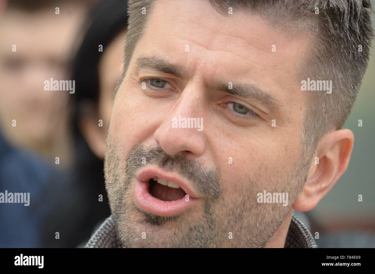 Lubin, Pologne. 10 mai, 2019. Élections au Parlement européen en Pologne, le chef de la liste Wiosna Biedronia (printemps) dans le district d'Opole Dolny Slask Krzysztof Smiszek, partenaire privé de Robert Biedron, ancien maire de SÂ³upsk en Pologne, il est le plus célèbre couple gay/Twardysko-Wierzbicki Crédit : Piotr ZUMA Wire/Alamy Live News Banque D'Images
