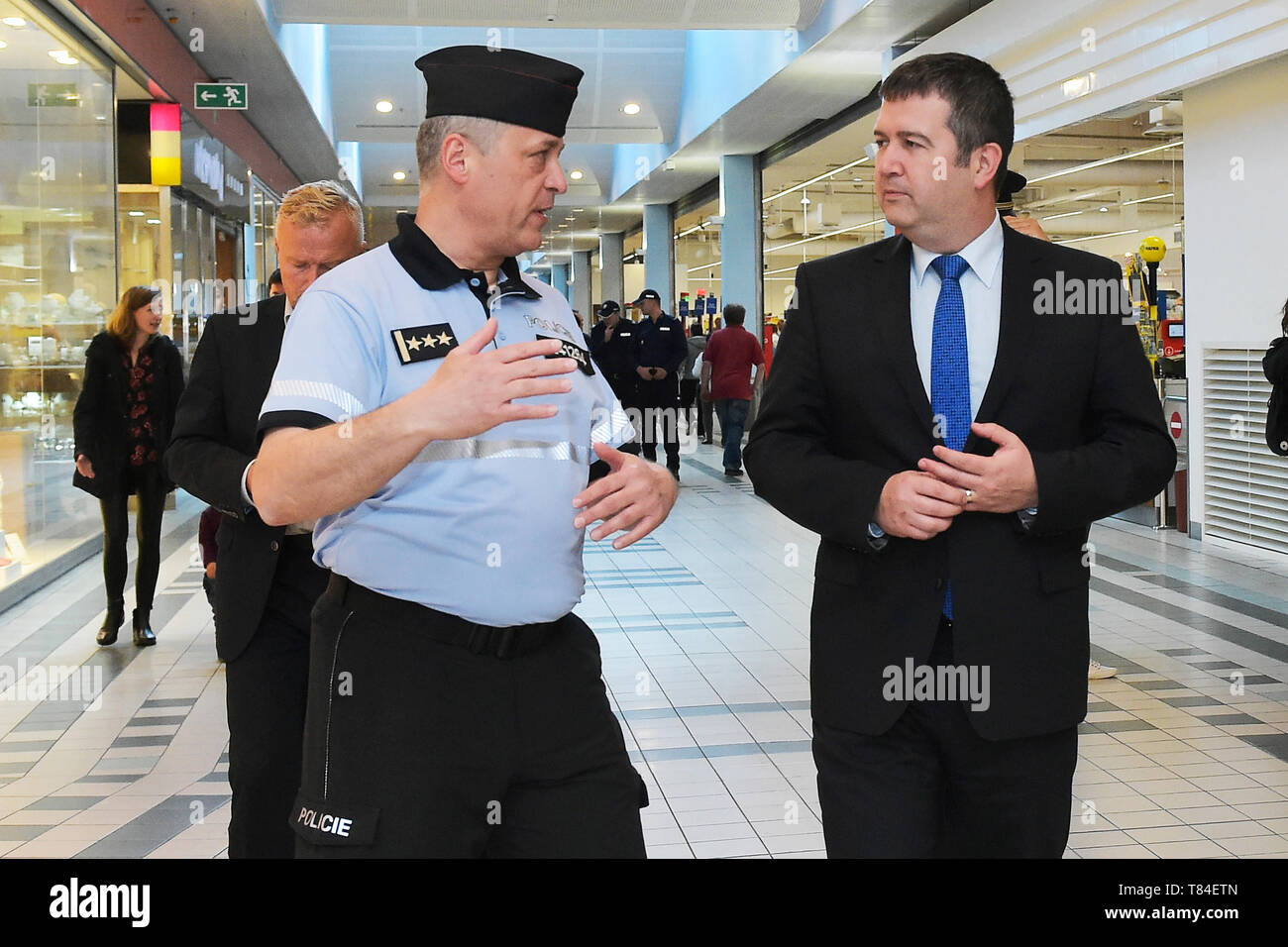 Des patrouilles de police mixte composé de République tchèque, slovaque, polonais, bulgare et roumain seront des agents de la protection de zones industrielles dans les régions de la République tchèque avec le plus de travailleurs étrangers, contribuant à maintenir l'ordre public et de réduire le crime, le ministre de l'intérieur Jan Hamacek (droite) a dit à Plzen (Pilsen), la République tchèque, le 10 mai 2019. (Photo/CTK Miroslav Chaloupka) Banque D'Images