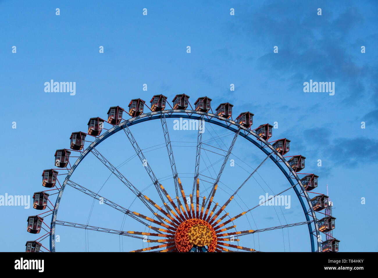 10 mai 2019, la Bavière, Nürburg : Das Riesenrad auf dem Volksfest in der Dämmerung. Feiert Das Nürnberger Volksfest Dieses Jahr sein 100. Jubiläum und dauert noch bis 12. L'ami. Photo : Daniel Karmann/dpa Banque D'Images