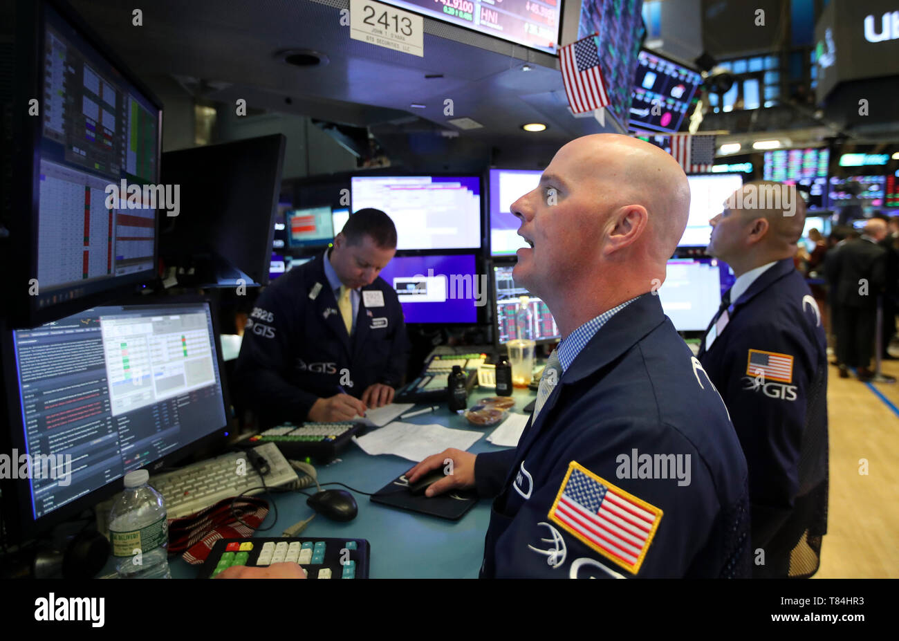 New York, USA. 10 mai, 2019. Traders travailler à la Bourse de New York à New York, États-Unis, 10 mai 2019. Stocks américains plus fermé le vendredi. Le Dow Jones Industrial Average a augmenté 114,01 points, ou 0,44  %, à 25 942,37. Le S&P 500 a augmenté de 10,68 points, ou 0,37  %, à 2 881,40. L'indice composé Nasdaq est en hausse de 6,35 points, ou 0,08  %, à 7 916,94. Credit : Wang Ying/Xinhua/Alamy Live News Banque D'Images