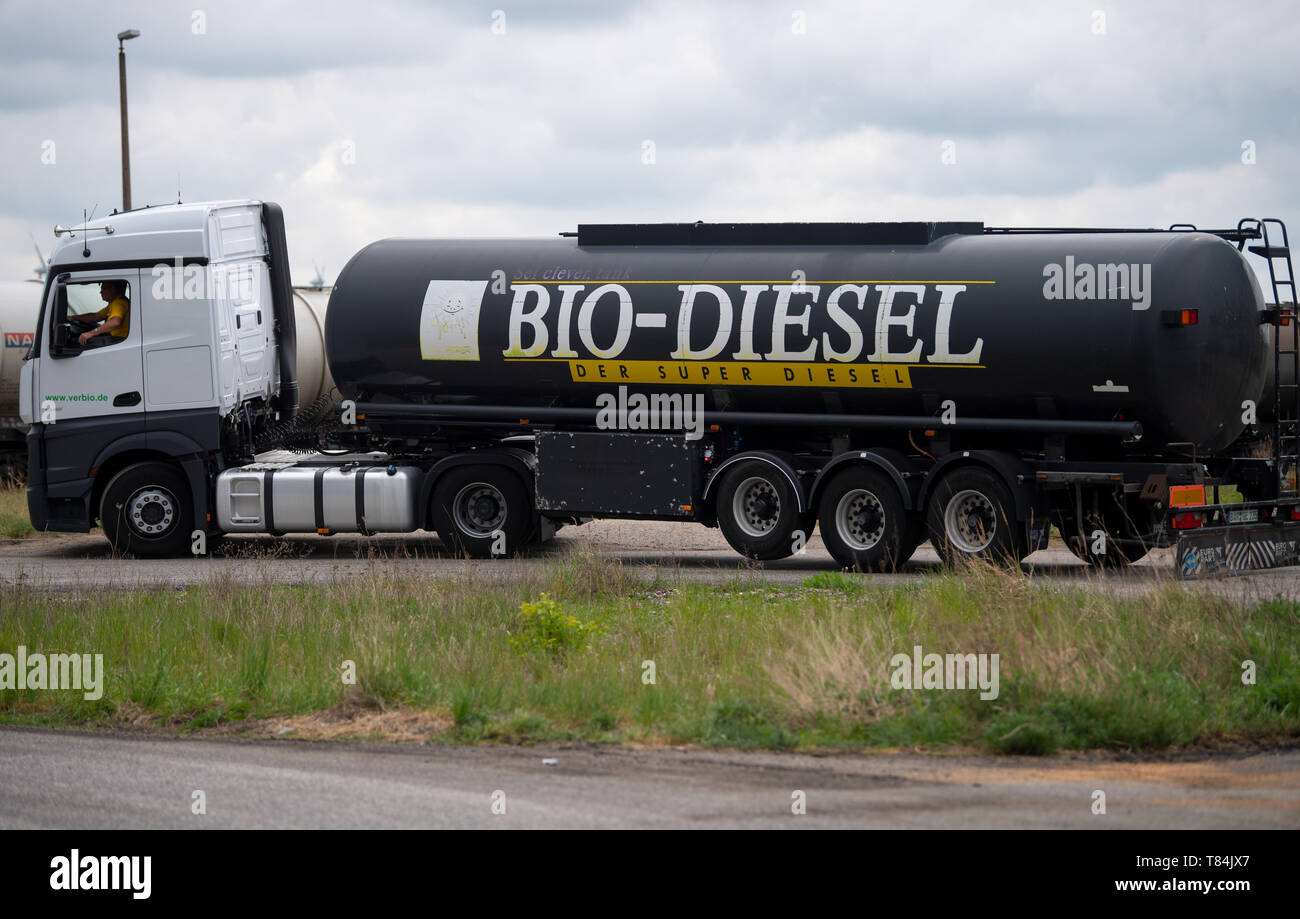 09 mai 2019, le Brandebourg, Schwedt/Oder : Un camion-citerne avec l'inscription Bio-Diesel attend en face de l'entrée sur le site de Diesel Verbio Schwedt, prises au cours de la voyage de presse de l'Agence pour les énergies renouvelables. Photo : Monika Skolimowska/dpa-Zentralbild/dpa Banque D'Images