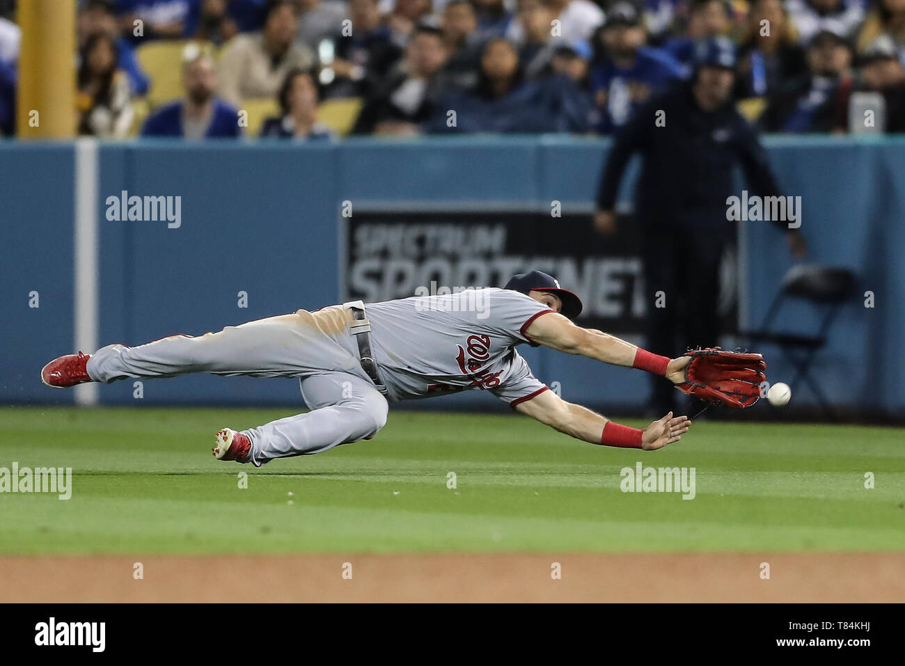 Los Angeles, CA, USA. 10 mai, 2019. Nationals de Washington droit fielder Adam Eaton (2) ne peut pas tout à fait atteindre le ballon au champ droit qui sont derrière lui, conduisant à un Dodger point compté pendant le jeu entre les Nationals de Washington et les Dodgers de Los Angeles au Dodger Stadium à Los Angeles, CA. (Photo de Peter Renner and Co) Credit : csm/Alamy Live News Banque D'Images