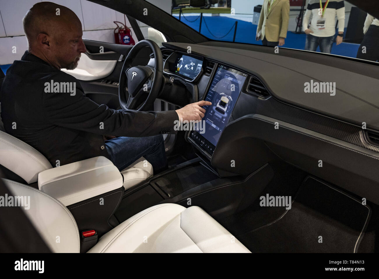 10 mai 2019 - Barcelone, Catalogne, Espagne - l'intérieur du modèle de véhicule X le fabricant de voiture Tesla vu pendant l'événement..L'Automobile Barcelona fête ses 100 ans. L'événement a lieu du 9 au 19 mai à l'MontjuÃ¯c fairgrounds. Avec plus de 150 000 mètres carrés et 45 marques, la juste montre les derniers modèles de véhicules, ainsi que les dernières technologies appliquées à la conduite. (Crédit Image : © Paco Freire/SOPA des images à l'aide de Zuma sur le fil) Banque D'Images