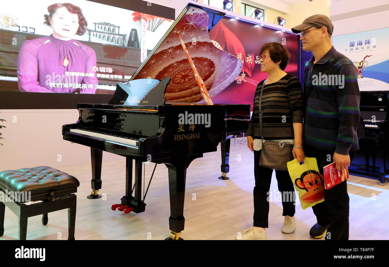 Beijing, Chine. 10 mai, 2019. Visiteurs passent par un Hsinghai piano lors de la Chine jour marque 2019 au centre des expositions de Shanghai à Shanghai, la Chine orientale, le 10 mai 2019. Credit : Fang Zhe/Xinhua/Alamy Live News Banque D'Images