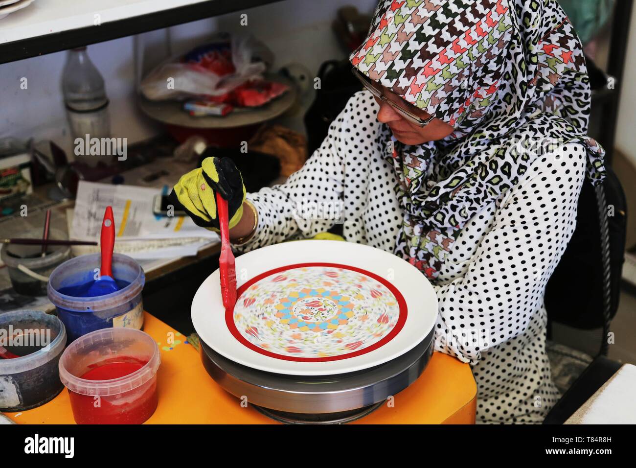 Beijing, la Turquie. Apr 25, 2017. Un artiste peint sur une base Cini dans une usine en Kutahay, Turquie, le 25 avril 2017. Cini est une sorte de faïence traditionnelle de l'industrie de la poterie est originaire de Chine. La Chine tiendra la conférence sur le Dialogue des Civilisations Asiatiques à partir de mai 15. Sous le thème de "l'échange et l'apprentissage mutuel entre les civilisations asiatiques et une communauté de l'avenir,' la conférence inclut une cérémonie d'ouverture et sous-forums. Credit : Qin Yanyang/Xinhua/Alamy Live News Banque D'Images