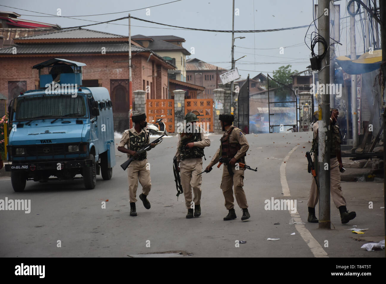 10 mai 2019 - Srinagar, au Cachemire, 9 mai 2019. Des centaines de manifestants en conflit avec les forces du gouvernement indien après la première prière du vendredi du Ramadan en dehors de la Jamia Masjid à Srinagar, au Cachemire indien. Des manifestants criaient des slogans pro-liberté, ont brûlé le drapeau indien, tandis que d'autres ont lancé des pierres sur les forces indiennes au cours des affrontements à l'extérieur de la Jamia Masjid. Les forces indiennes ont utilisé des gaz lacrymogènes et des pellets pour disperser des manifestants et de nombreux manifestants ont été blessés lors des affrontements, dont six au sérieux. Forces du gouvernement indien arrêté certains des manifestants. Les affrontements ont eu lieu un Banque D'Images