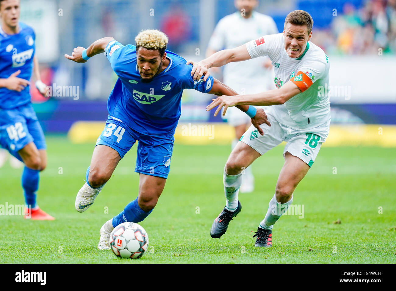 Berlin, Allemagne. Le 11 mai, 2019. Soccer : Bundesliga, 1899 Hoffenheim - Werder Brême, 33e journée, dans le PreZero Arena. Hoffenheim est Joelinton Cassio Apolinario de lire (l) et Brême's Niklas Moisander lutte pour la balle. Credit : Uwe Anspach/DPA - NOTE IMPORTANTE : en conformité avec les exigences de la DFL Deutsche Fußball Liga ou la DFB Deutscher Fußball-Bund, il est interdit d'utiliser ou avoir utilisé des photographies prises dans le stade et/ou la correspondance dans la séquence sous forme d'images et/ou vidéo-comme des séquences de photos./dpa/Alamy Live News Banque D'Images