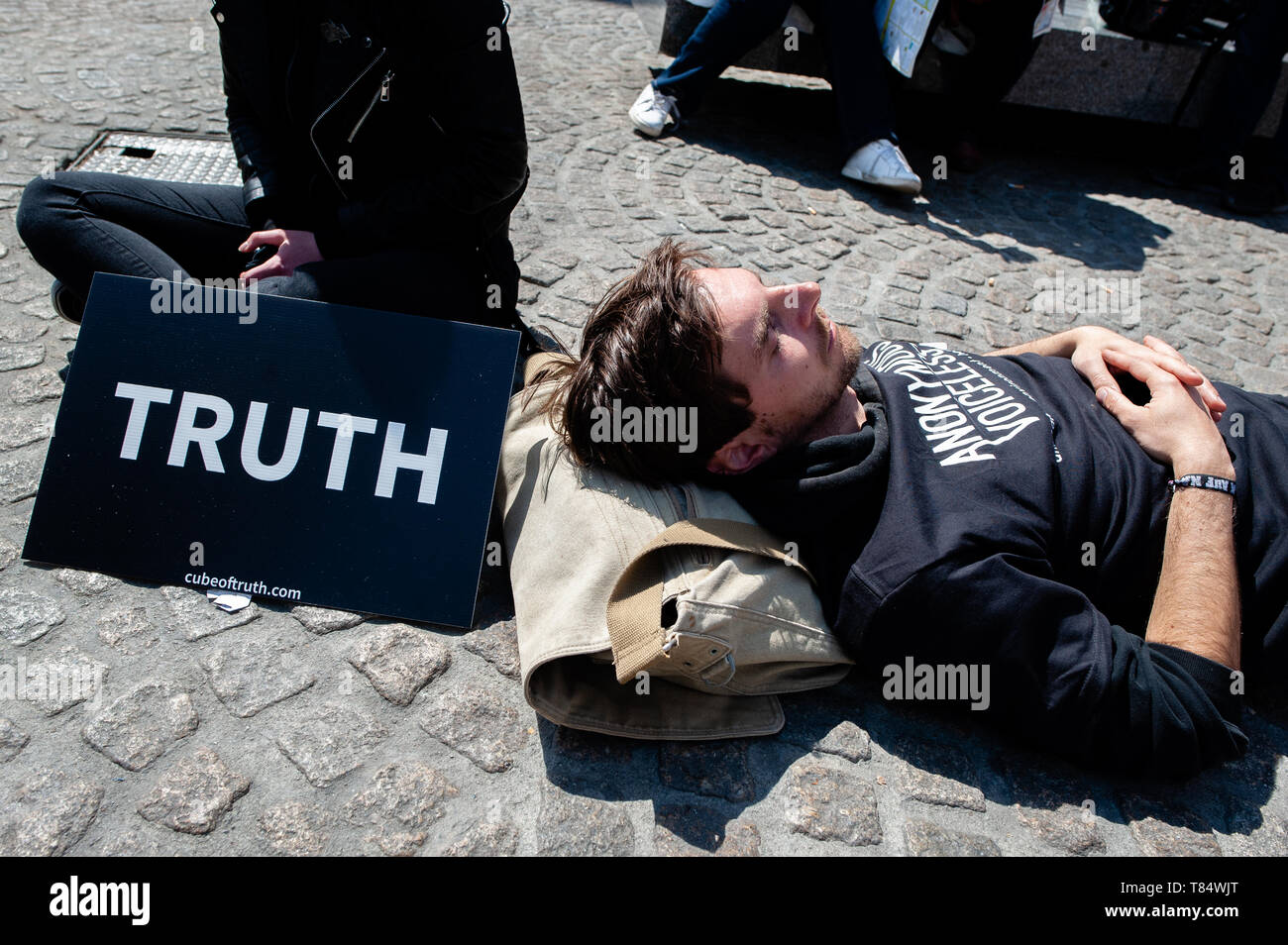 Amsterdam, Pays-Bas. 111e mai 2019. Un militant est vu portant avant la manifestation a commencé. Des centaines de militants se sont réunis à la place du Dam, dans le centre d'Amsterdam à participer dans le Cube de la vérité. Pour les sans-voix anonyme l'hôte d'une réception ouverte 24h Cube de la vérité sur la place du Dam, à Amsterdam. Le Cube de la vérité est une manifestation statique pacifique similaire à un art performance. Cette démonstration fonctionne de manière structurée qui déclenche la curiosité et l'intérêt du public ; les militants tentent d'entraîner les personnes se trouvant à proximité d'un végétalien conclusion grâce à une combinaison de normes locales-prac Banque D'Images