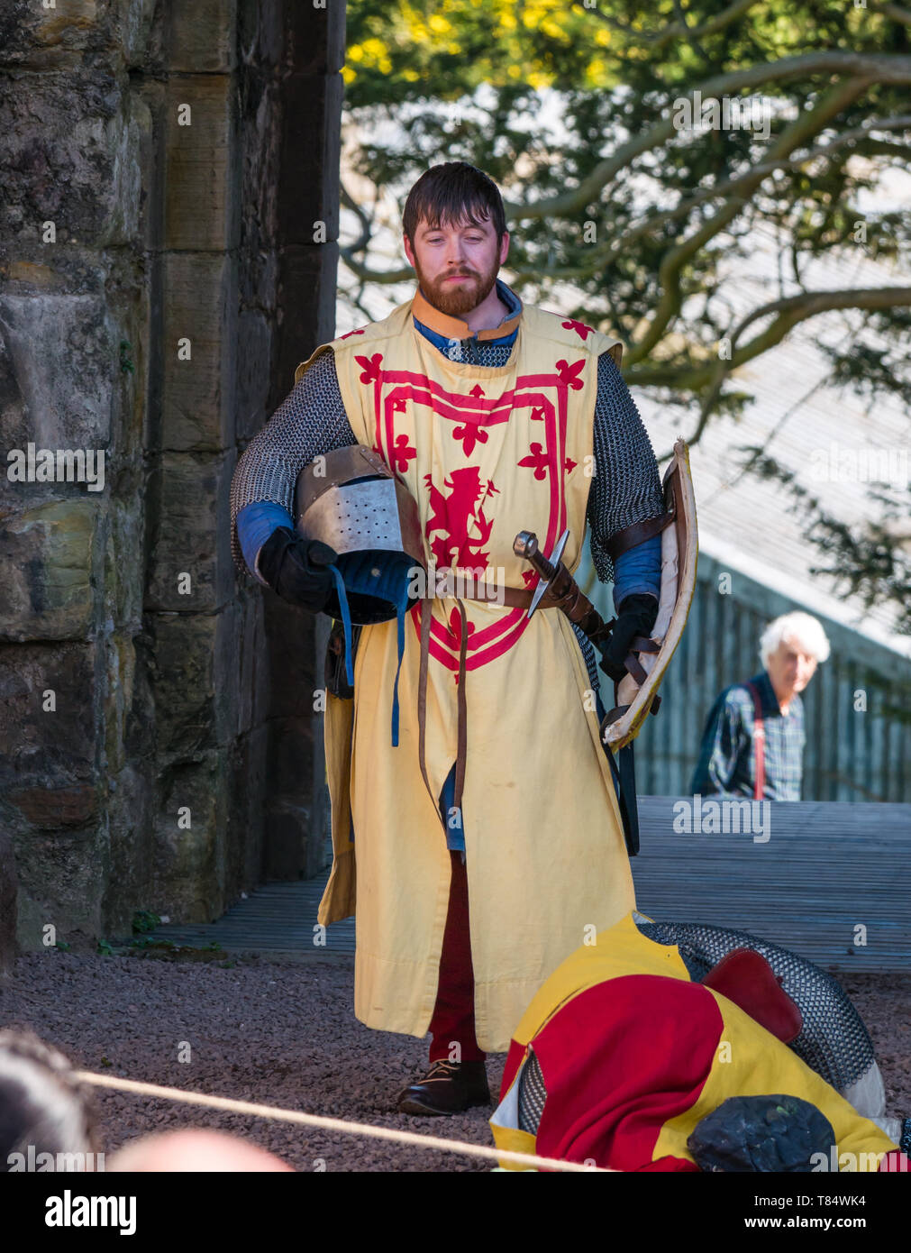 Journée médiévale. Château de Dirleton, East Lothian, Ecosse, Royaume-Uni, 11 mai 2019. L'Ecosse l'environnement historique historique de la journée de la famille reconstitution de batailles médiévales par des gens habillés en costume médiéval historique de la société sautoir ; Robert the Bruce s'empare du château d'aymer de Valence au début du 14e siècle au cours d'une reconstitution de la saisie du château Banque D'Images