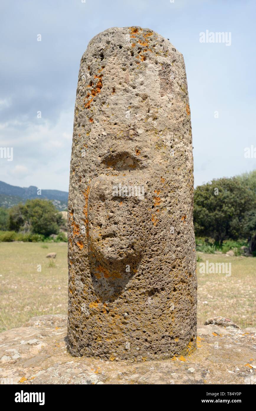 Menhir de pré-chrétien avec pierre visage humain sculpté, près de San Pietro di Golgo chapelle, parc national du Gennargentu, Baunei, Sardaigne, Italie, le 2 mai Banque D'Images