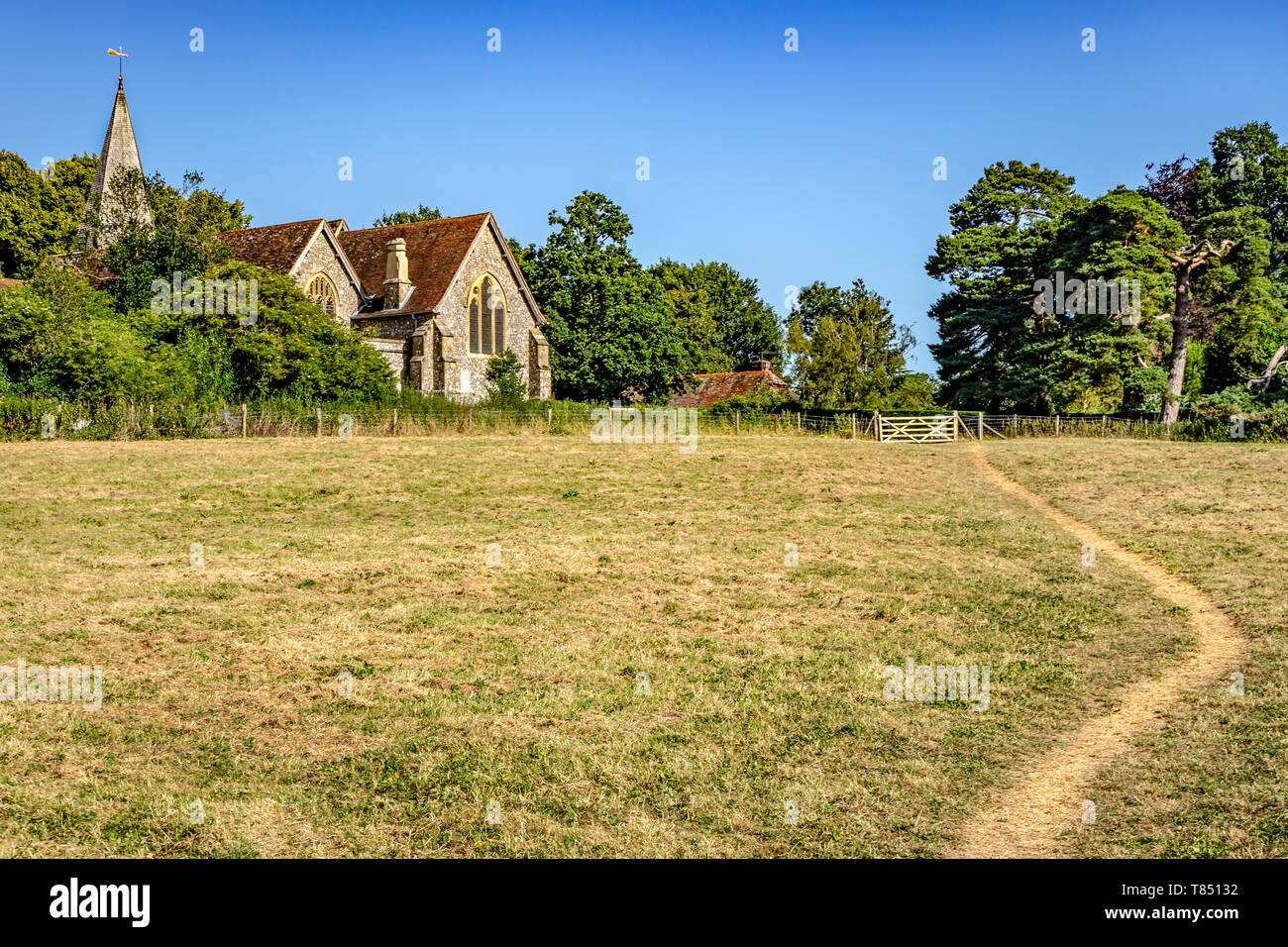 Chemin menant à l'église de campagne Banque D'Images