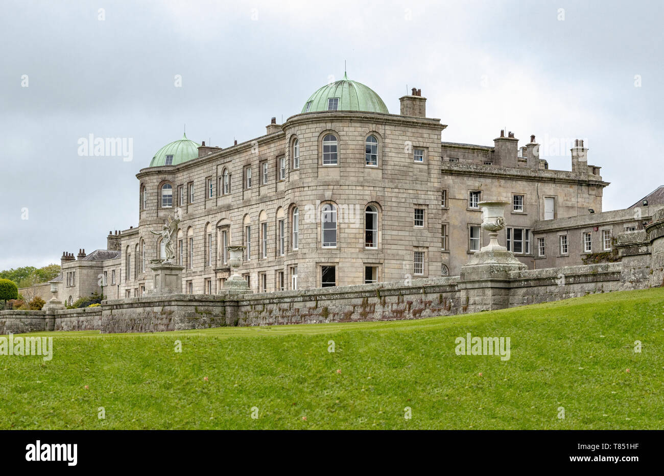 Powerscourt House, construite en style palladien, vue sur le côté du jardin Italien, Enniskerry, comté de Wicklow, en Irlande. Banque D'Images