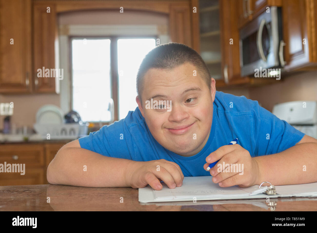 Avec le syndrome de l'étude de l'adolescence Banque D'Images