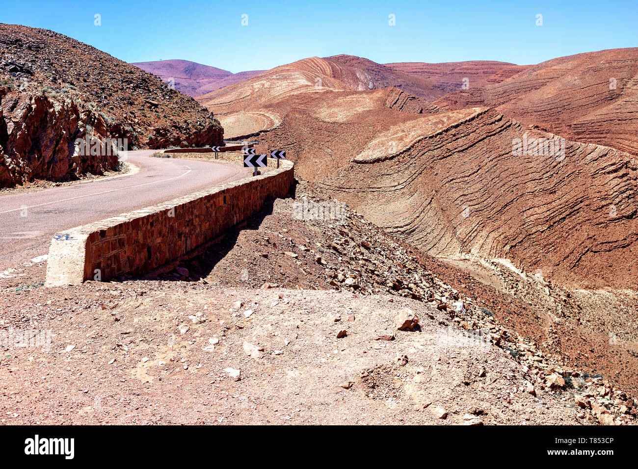 Route dans les montagnes de l'Atlas au Maroc. Voyage à travers le Maroc paysage routier. Banque D'Images